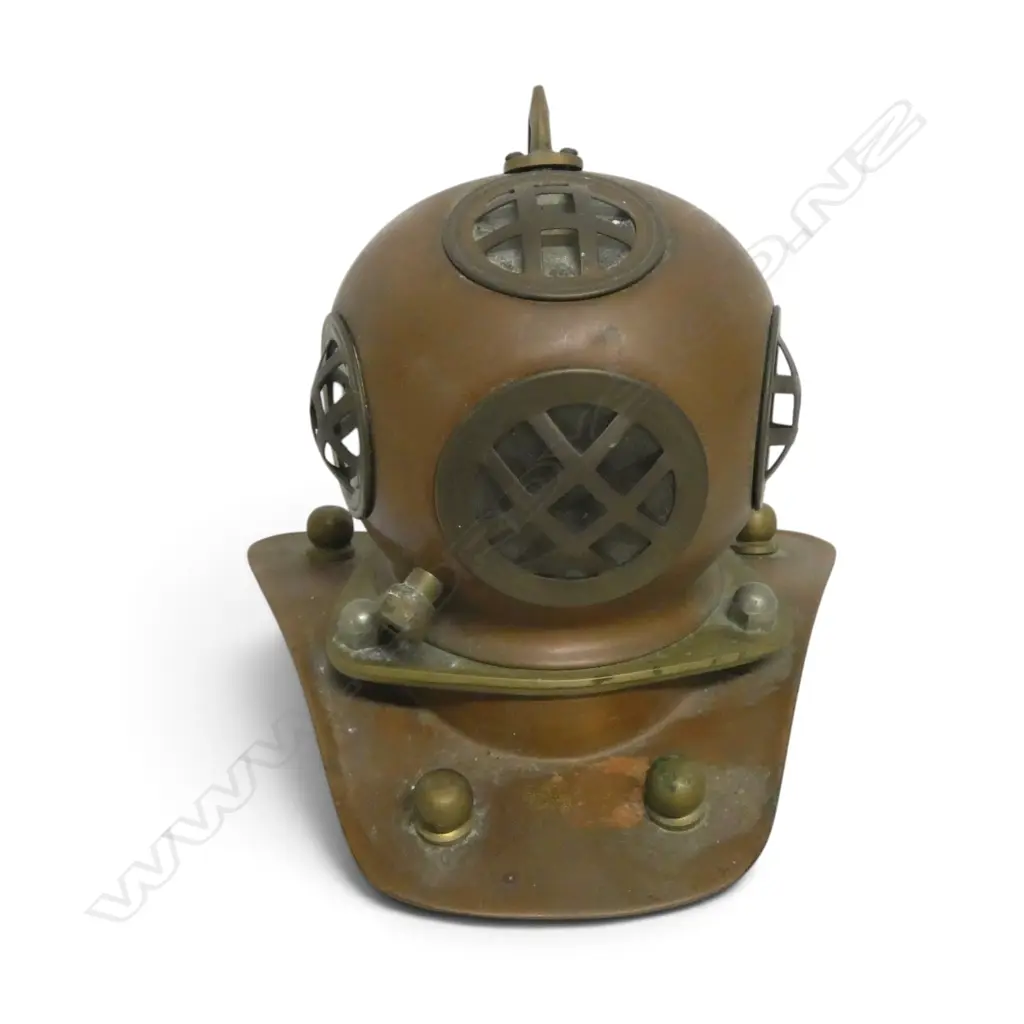 VINTAGE COPPER & BRASS MODEL OF DIVER'S HELMET, H.120mm, L.180MM, W.190mm Image 1++