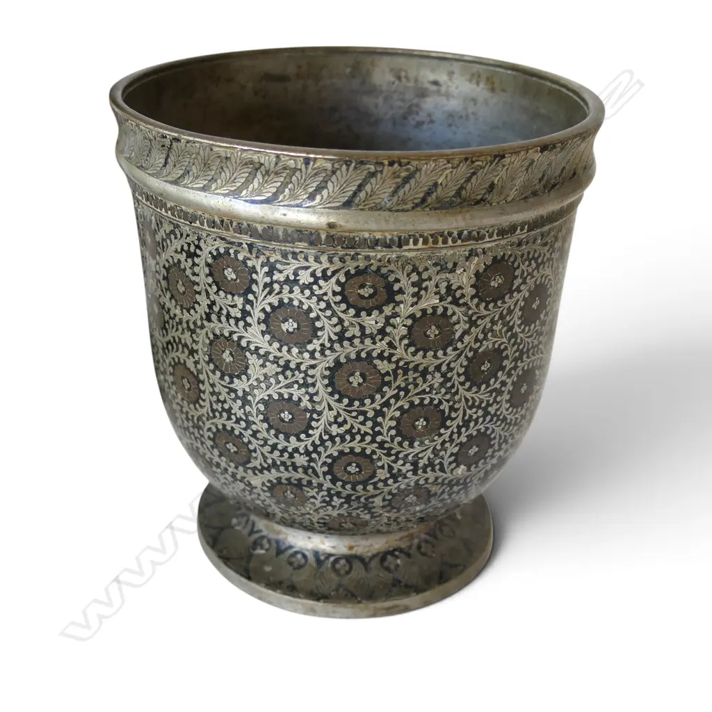 4 PCES INDIAN / PERSIAN METAL WARE; PR BRASS VASES H.290mm, POT, SHIELD 290mm dia Image 1++