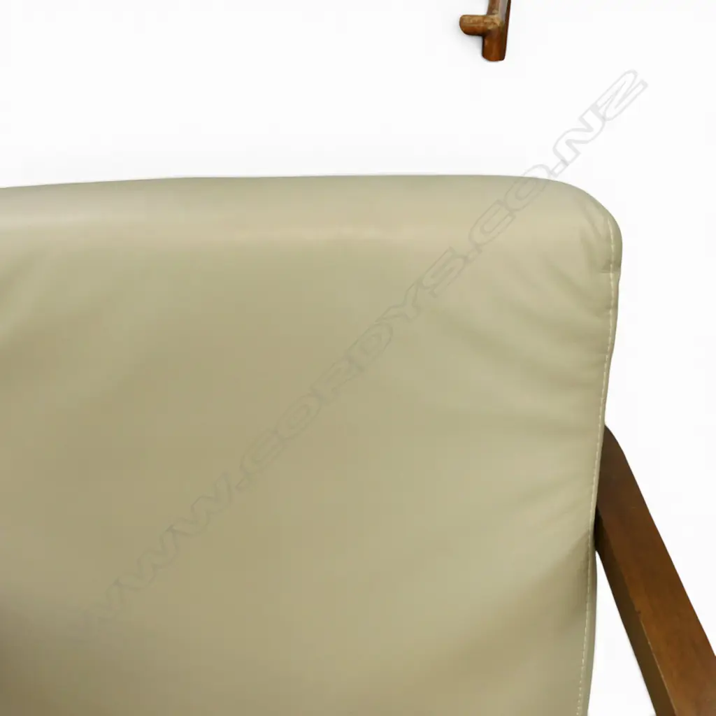 MODERN LEATHER ARMCHAIR  Image 1++