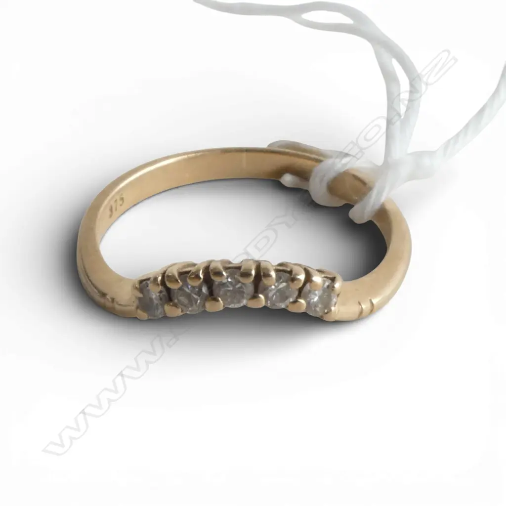 9ct GOLD & 5 DIAMOND partner curving RING 1.8gms SIZE N Image 1++