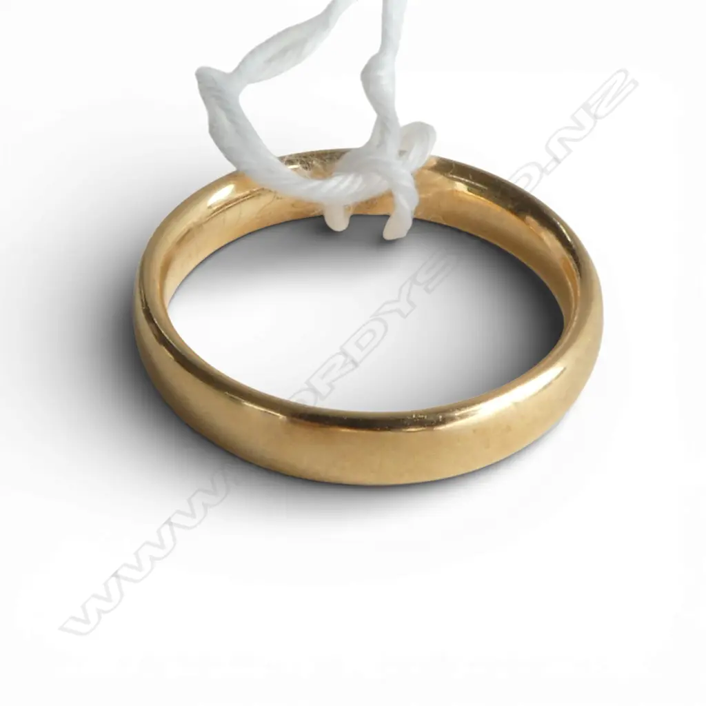 18ct YELLOW GOLD PLAIN BAND RING 5.8gms with comfort curve SIZE R Image 1++