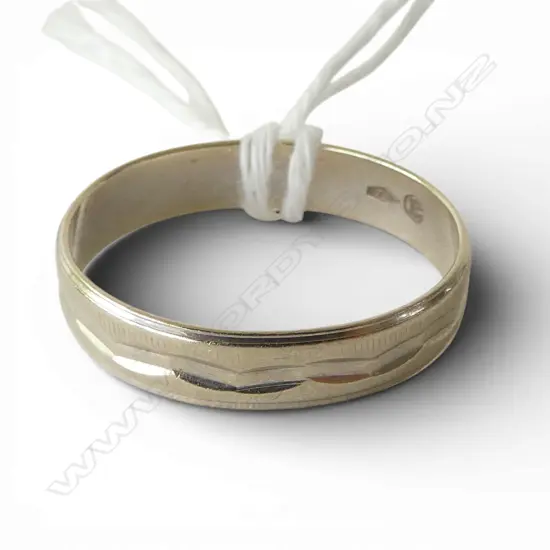 18ct WHITE GOLD BAND RING 1.8gms SIZE N