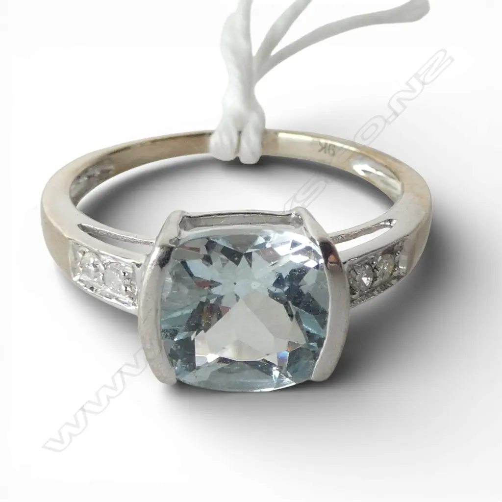 9ct WHT GOLD AQUAMARINE & DIAMOND RING, 2.7gm SIZE Q Image 1++