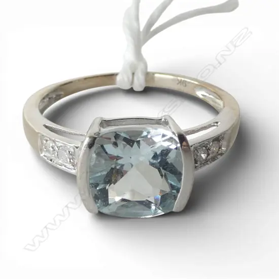 9ct WHT GOLD AQUAMARINE & DIAMOND RING, 2.7gm SIZE Q
