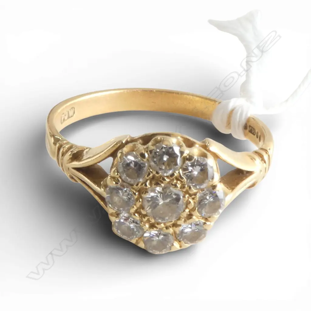 18ct GOLD & 9 DIAMOND CLUSTER RING 2.92gms SIZE M Image 1++