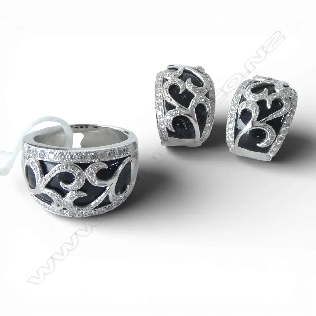 18CT DIAMOND & ONYX RING  SIZE R & EARRINGS SET Image 1++