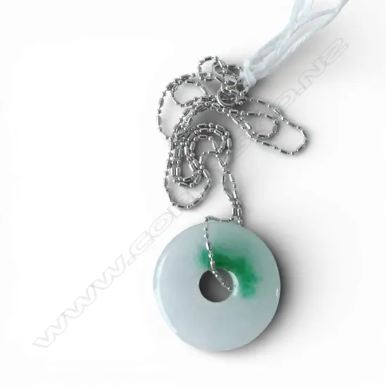 Pt.900 PLATINUM FINE CHAIN with WHITE JADEITE PI DISC PENDANT bright green inclusion highlight