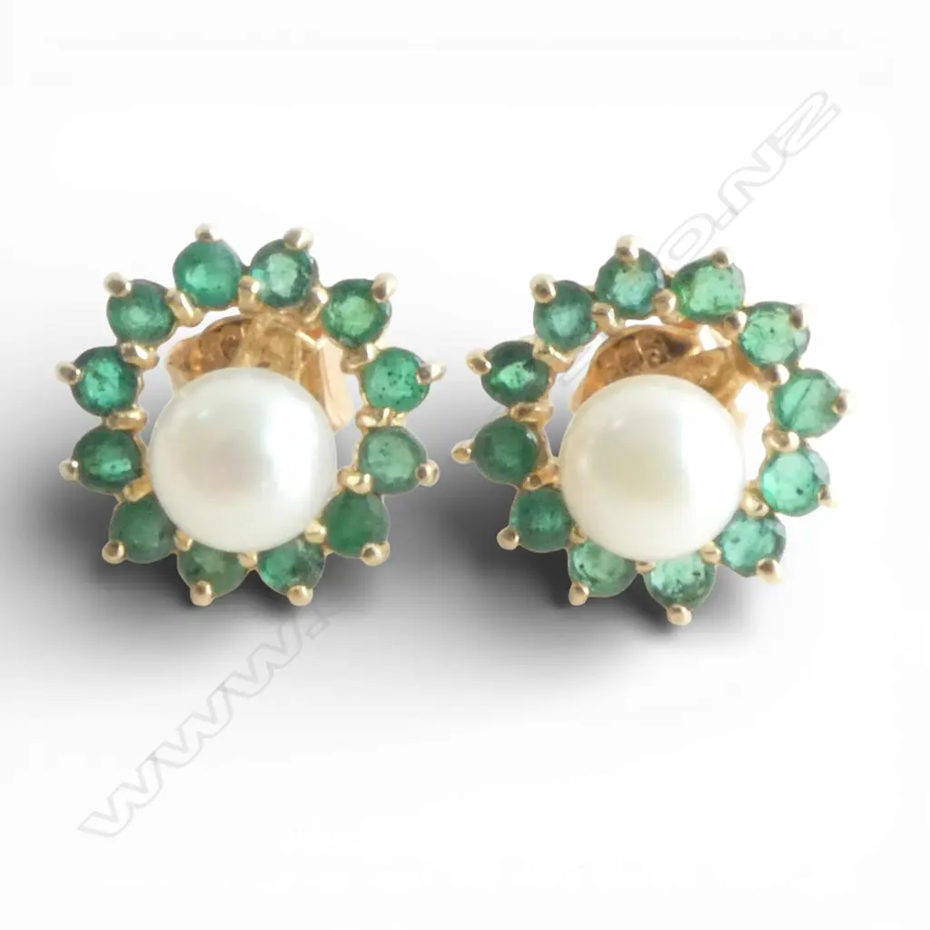 14CT GOLD EMERALDS AND PEARL EARRINGS 3.30gms (pearls can be taken out and substituted with a different pair) Image 1++