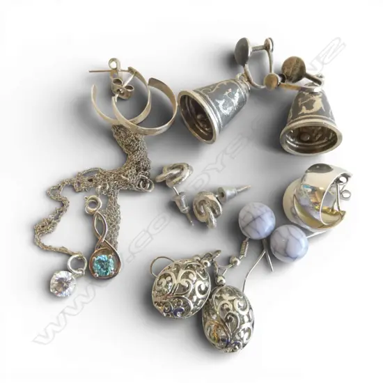 ASSORTED STERLING SILVER EARRINGS & 2 SILVER PENDENTS WEIGHT. 19.3 grams