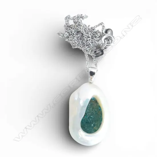 **RTV** FRESHWATER SOUFFLE PEARL w APATITE INSET on 14ct WHT GOLD CHAIN 1.12gm