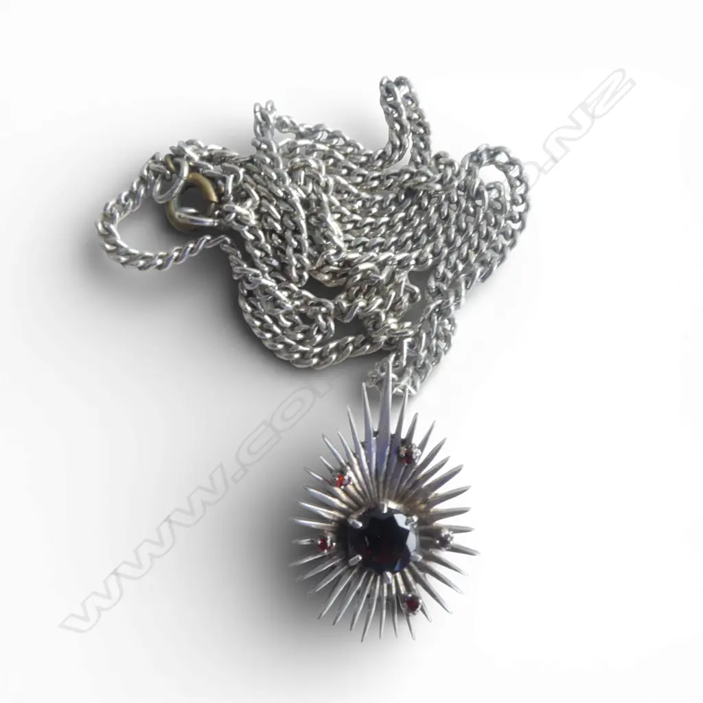STERLING SILVER RETRO GARNET PENDENT ON PLATED CHAIN Image 1++