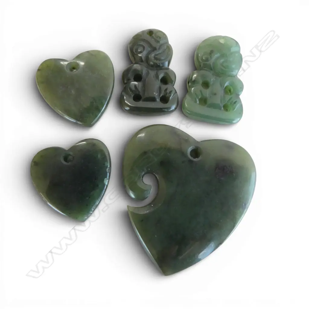 5 SML POUNAMU PENDANTS, 2 HEITIKI, H.25 x 15mm, 3 HEART 20 x 20mm & 30 x 30mm Image 1++