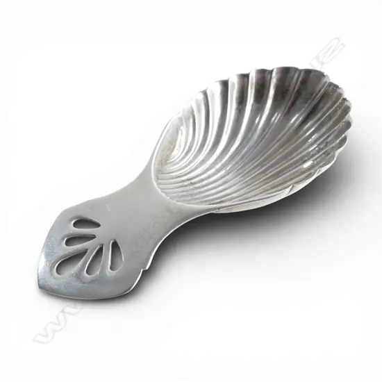 AN ENGLISH STG TEA CADDY SPOON BY BISHTONS BIRMINGHAM 1973 19gms