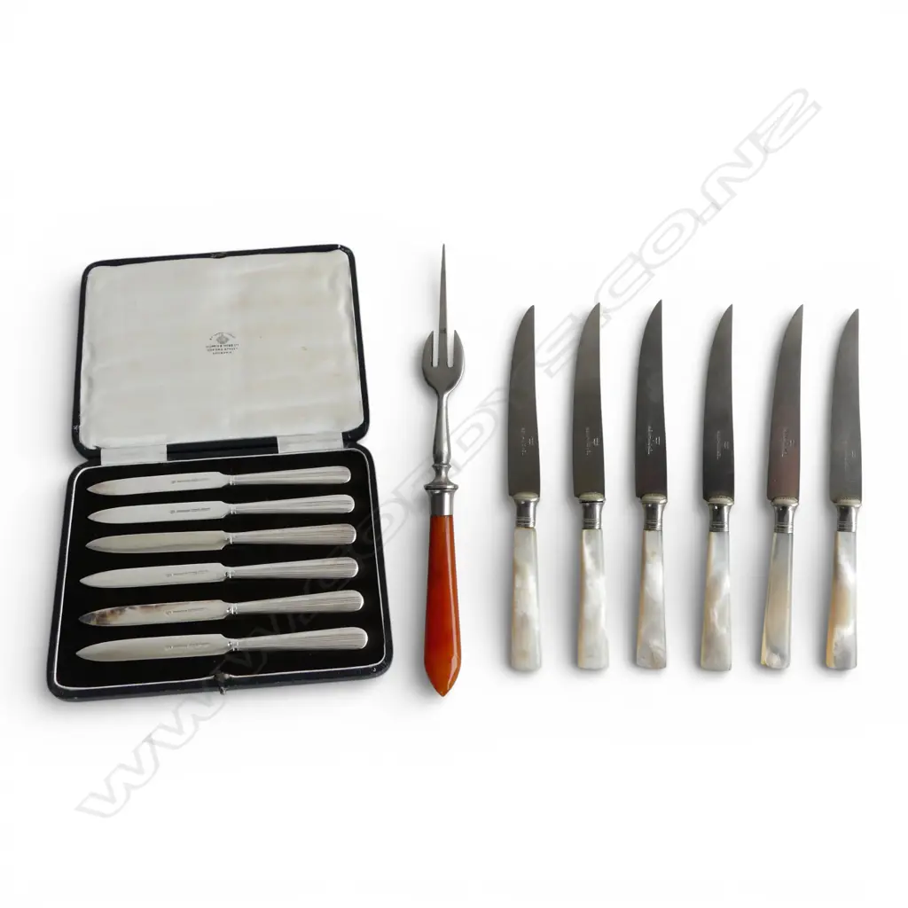 A SET OF BOXED MAPPIN & WEBB SILVER PLATE KNIVES AND 6 MOP HANDLED FRUIT KNIVES AND 1 FORK Image 1++
