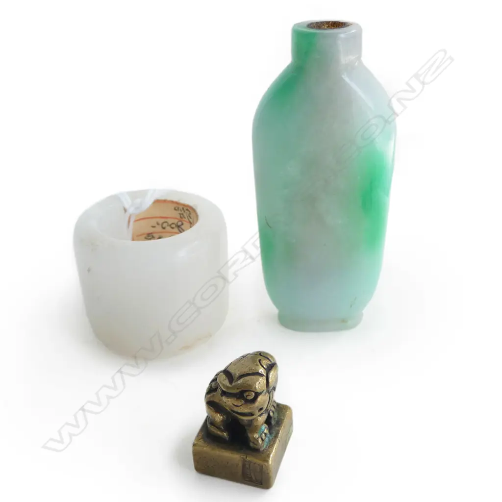 JADE SNUFF BOTTLE H.65mm, ARCHERS RING, BRASS FU DOG SEAL Image 1++
