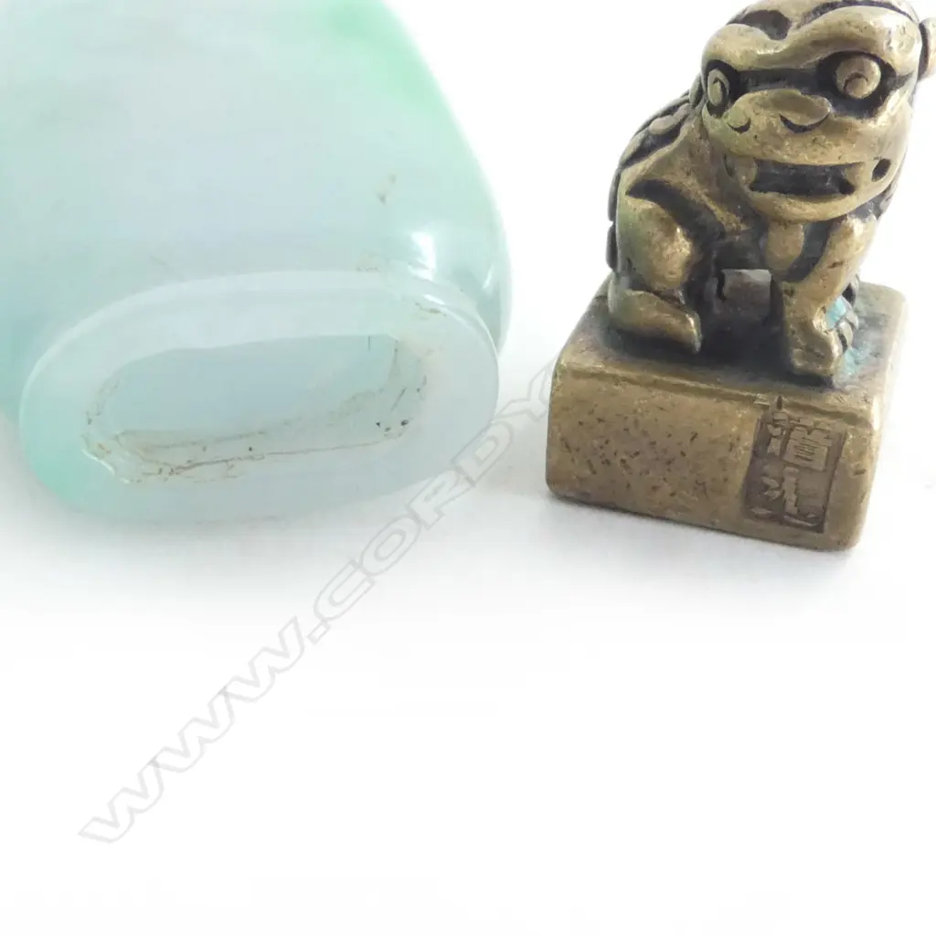 JADE SNUFF BOTTLE H.65mm, ARCHERS RING, BRASS FU DOG SEAL Image 1++