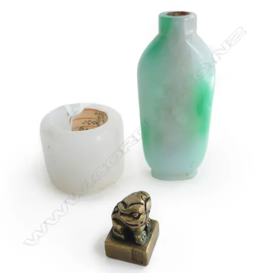 JADE SNUFF BOTTLE H.65mm, ARCHERS RING, BRASS FU DOG SEAL
