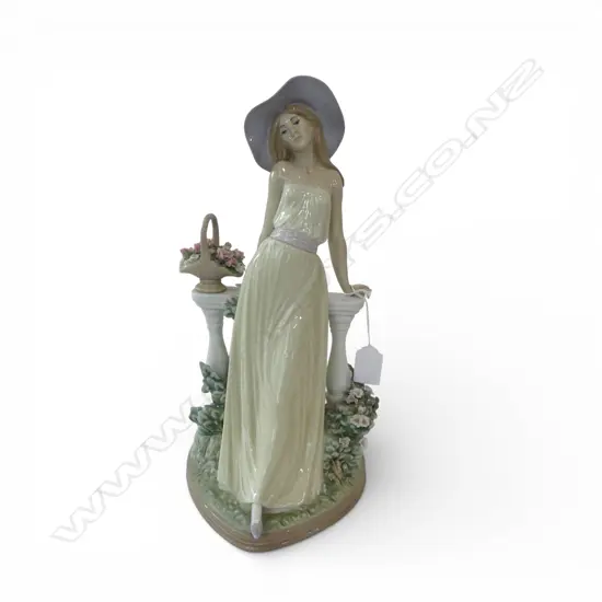 LLADRO FIGURE TIME FOR REFLECTION H.355mm