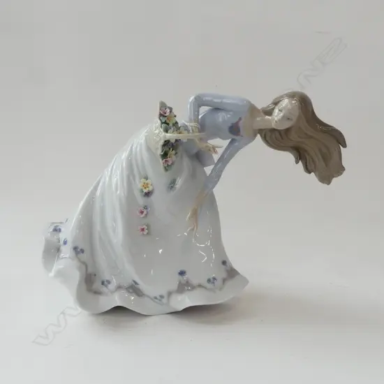 LLADRO FIGURE PETALS IN THE WIND H.310mm