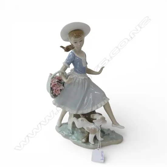 LLADRO FIGURE GIRL AND DOG H.265mm