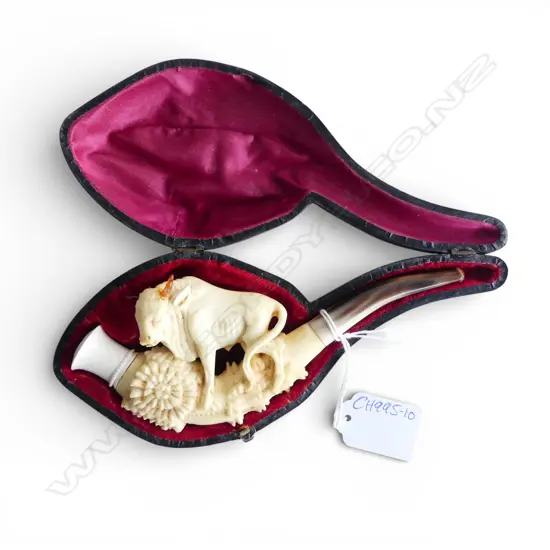 MEERSCHAUM PIPE OF CARVED BULL AND HORN in case L.165mm