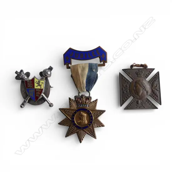 2 ANTIQUE QUEEN VICTORIA 1887 GOLDEN JUBILEE MEDALS + METAL & ENAMEL BROOCH