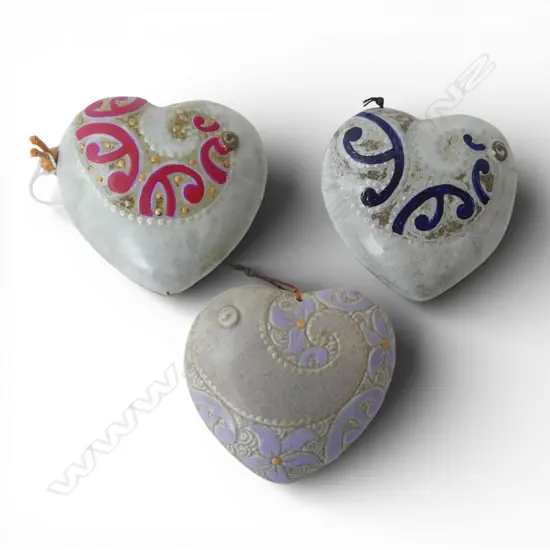 3 KEUM SUN LEE GREY GLAZED HEARTS, WALL HANGING, H.80 x 80mm