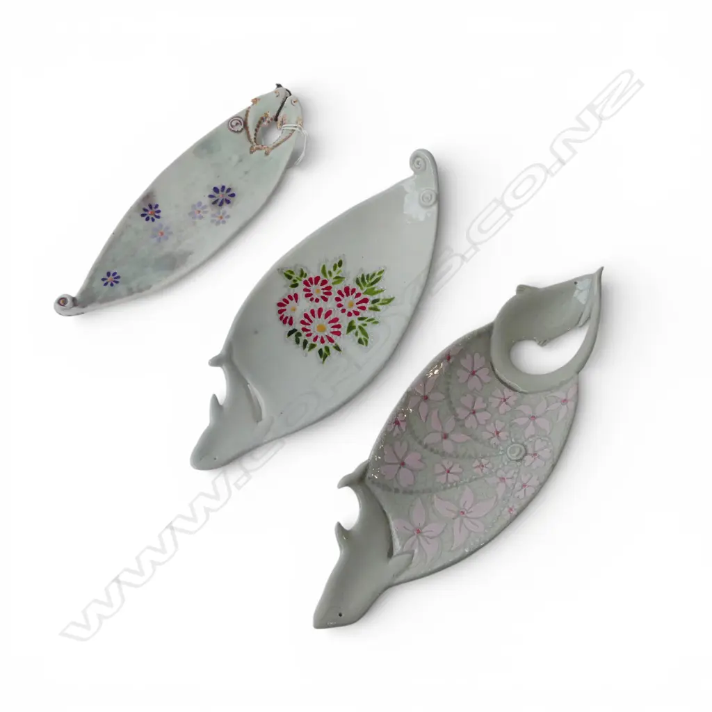 3 KEUM SUN LEE PORCELAIN CANOE SHAPED DISHES, L.200-240mm Image 1++