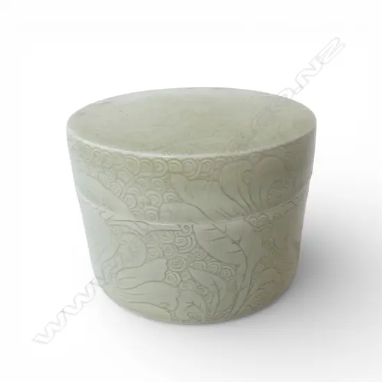 KEUM SUN LEE CELADON GLAZED LRG LIDDED TRINKET BOX, VASE, Dia.125mm
