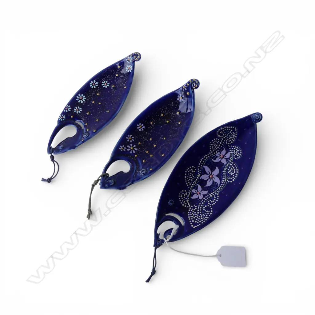 3 KEUM SUN LEE BLUE CANOE SHAPED DISHES, L.200-230mm Image 1++