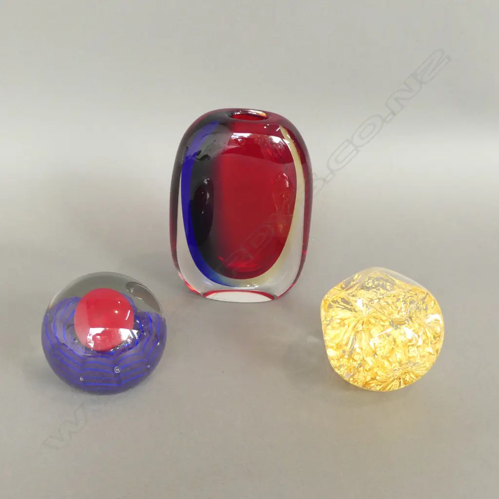2 ART GLASS PAPERWEIGHTS (GOLDENFLOW STUDIOS / HOGLUND) + MURANO VASE H.150mm Image 1++