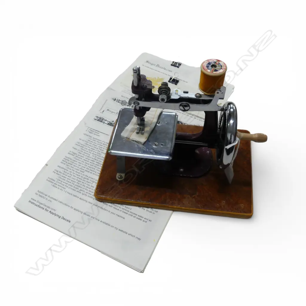 ESSEX MINI SEWING MACHINE W.240mm + SINGER SEWING MACHINE DECALS Image 1++