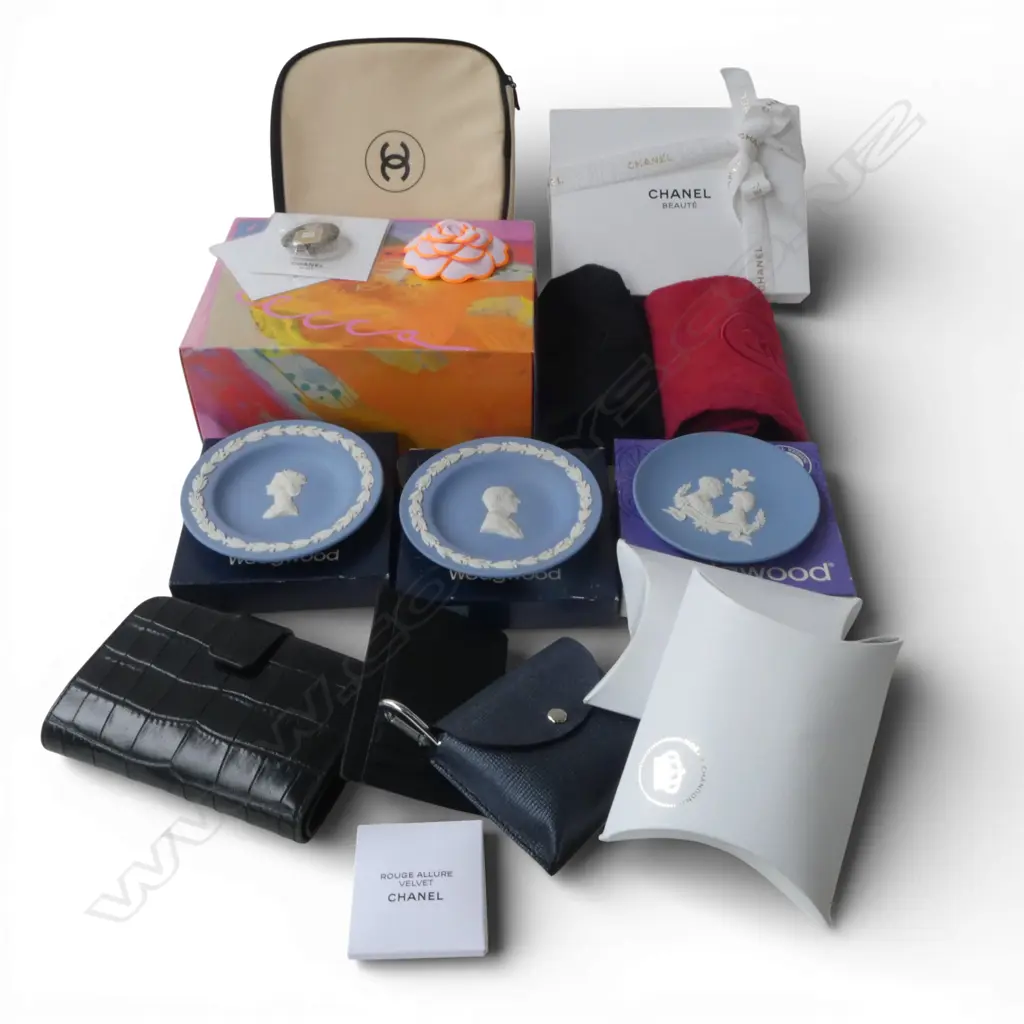 COLLECTION OF DESIGNER WARE Chanel, Mecca, Moet Chandon + wedgwood plates Image 1++