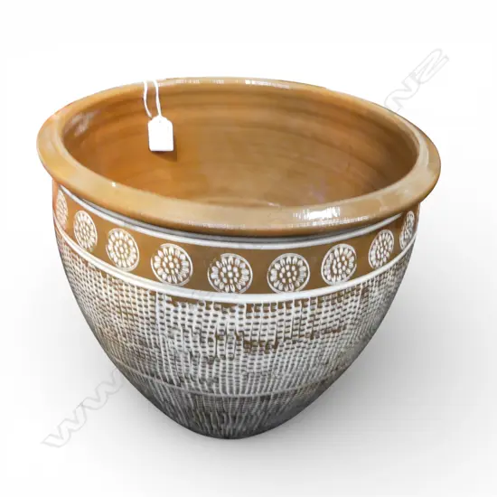 KEUM SUN LEE GLAZED GARDEN POT w repeating incised detail, H.300mm, Dia.310mm