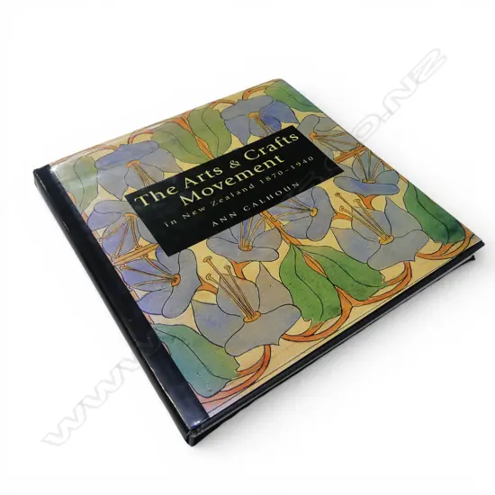 BOOK 'THE ARTS & CRAFTS MOVEMENT IN NZ' by Ann Calhoun