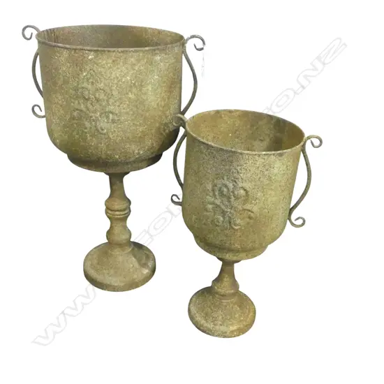 2 LARGE METAL GARDEN JARDINIERES H.820/640mm