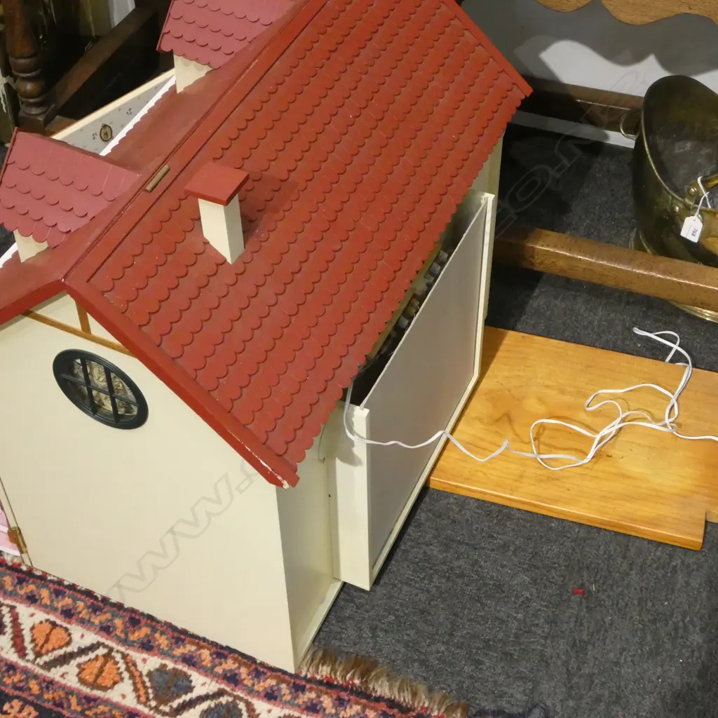 3 PART VICTORIAN STYLE DOLLS HOUSE Three panels to facade open to reveal 4 internal rooms, wired, on wooden base H.550mm Image 1++