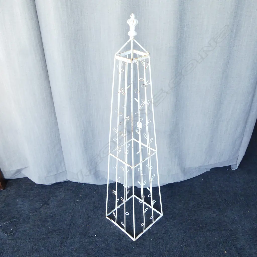 WHITE METAL GARDEN TRELLIS H.1250mm Image 1++