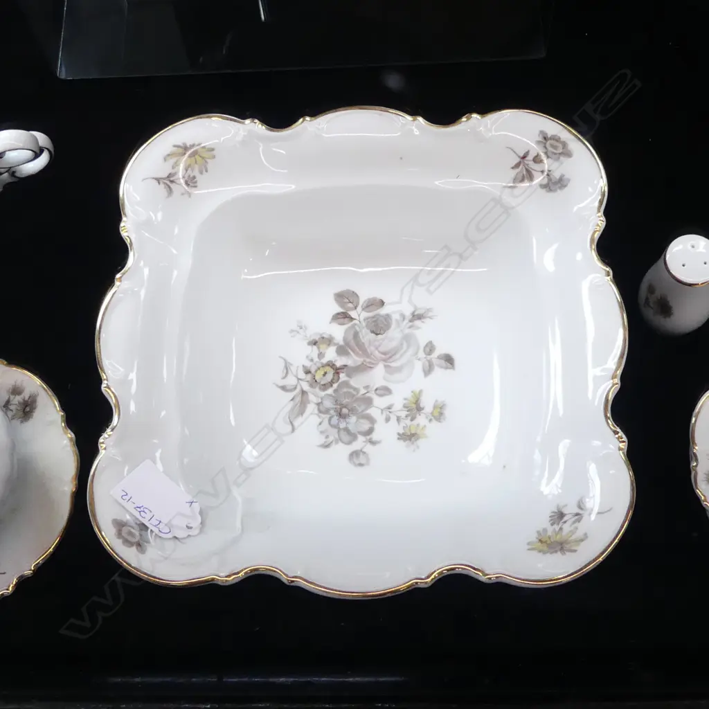 HUTCHENREUTHER 'SYLVIA' DINNER SERVICE  Image 1++