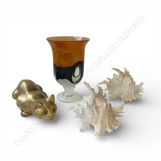 2 SHELLS, GLASS VASE H.260mm, BRASS CAT L.275mm