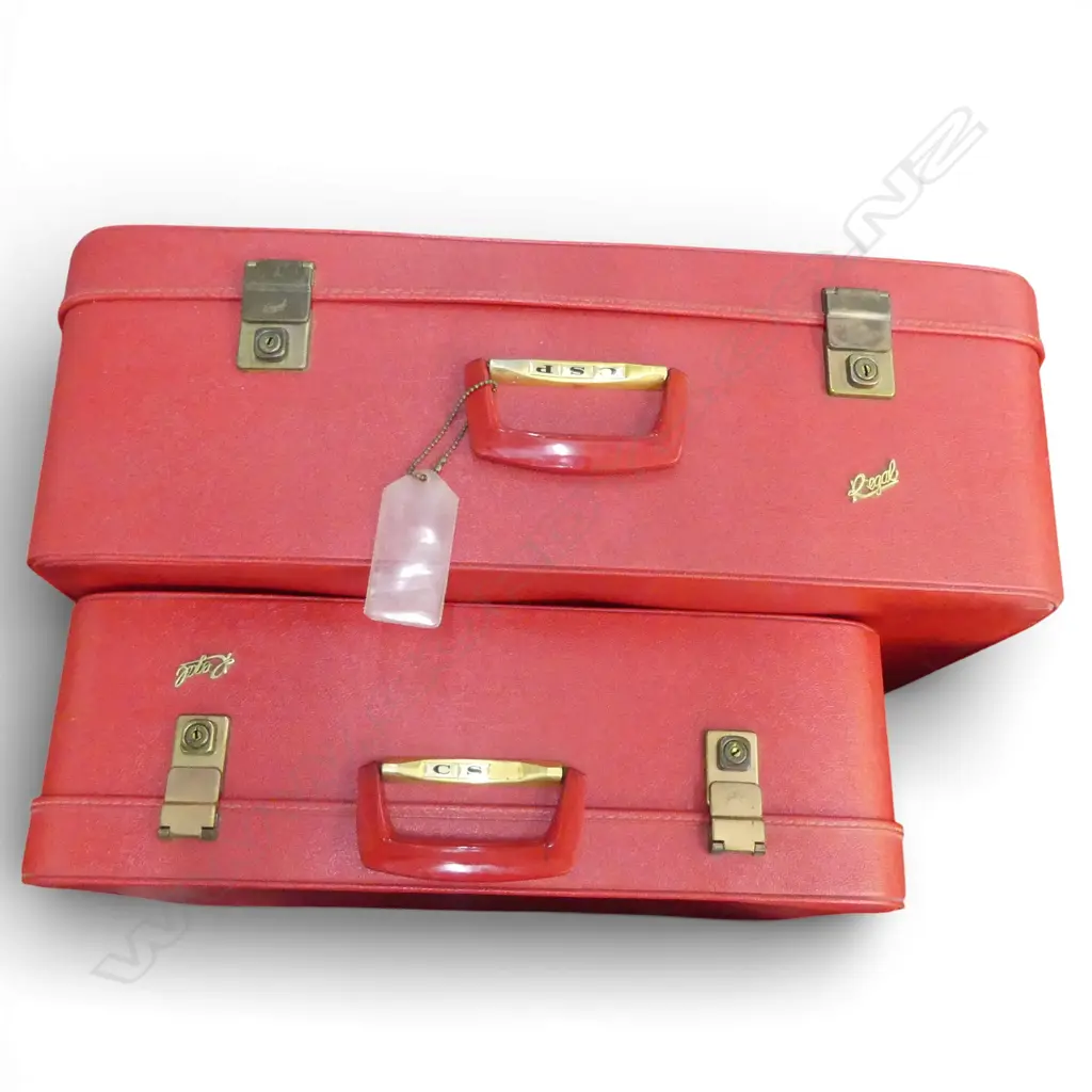 5 VINTAGE SUITCASES; 4 RED 'REGAL' + 1 OTHER W.660mm Image 1++
