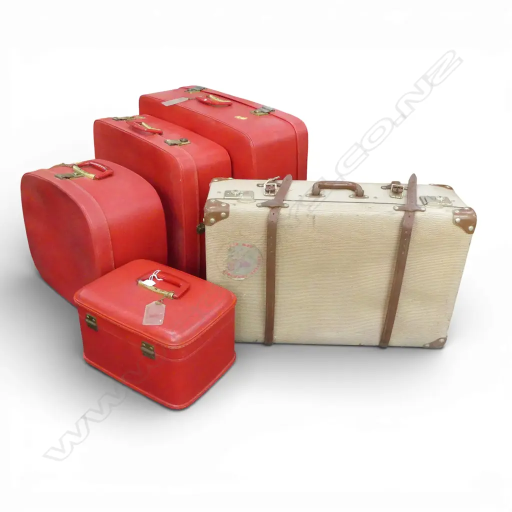 5 VINTAGE SUITCASES; 4 RED 'REGAL' + 1 OTHER W.660mm Image 1++