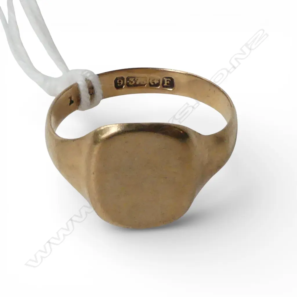 9ct GOLD SIGNET RING with ENGLISH hallmarks 2.69gms SIZE R Image 1++