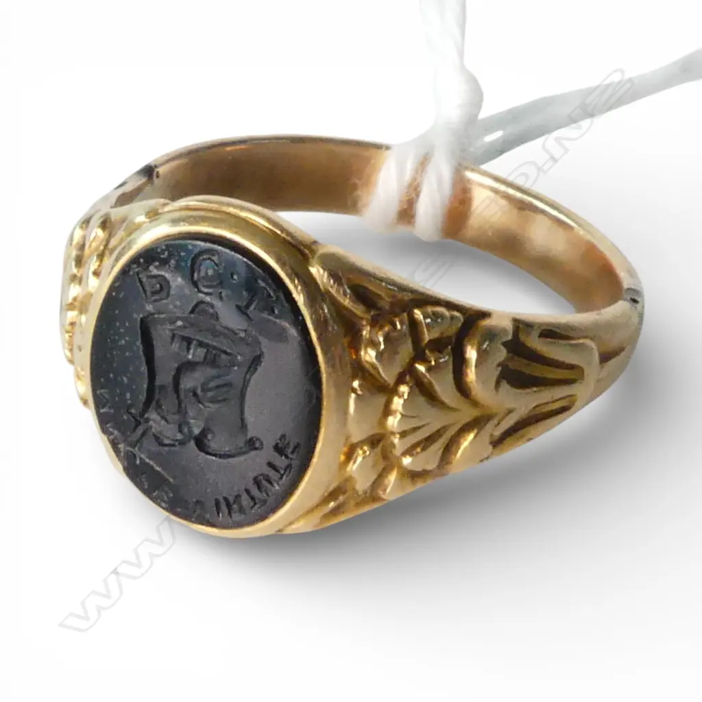 14ct GOLD ONYX SIGNET RING with crest 4.58gms fault to stone SIZE O Image 1++