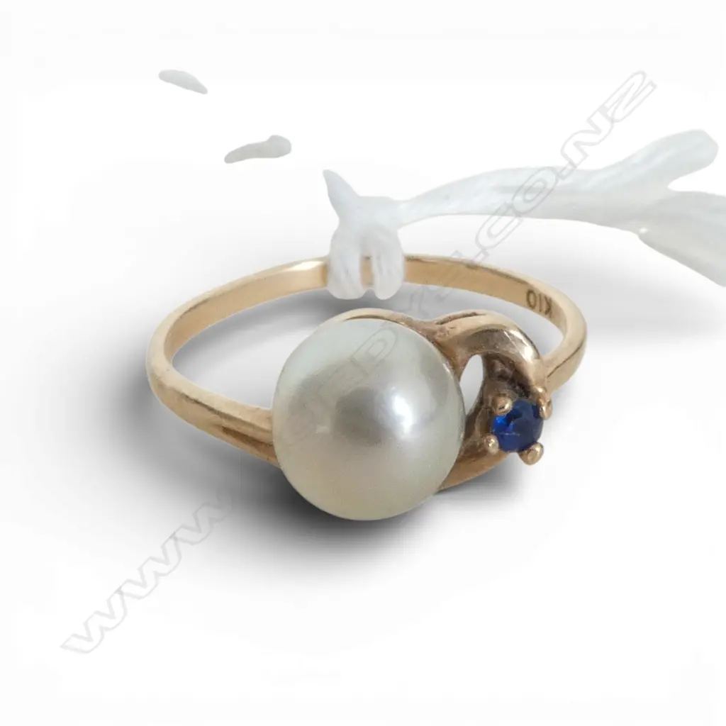 10CT PEARL & BLUE STONE DRESS RING, 2gms SIZE L Image 1++