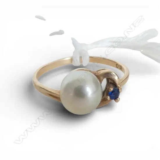 10CT PEARL & BLUE STONE DRESS RING, 2gms SIZE L