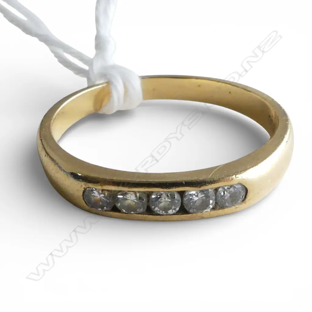 18ct YELLOW GOLD 5 STONE DIAMOND BAND RING channel set 3.5gms SIZE P1/2 Image 1++