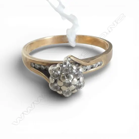 9CT DIAMOND CLUSTER RING 2.7gms claws need attention SIZE Q