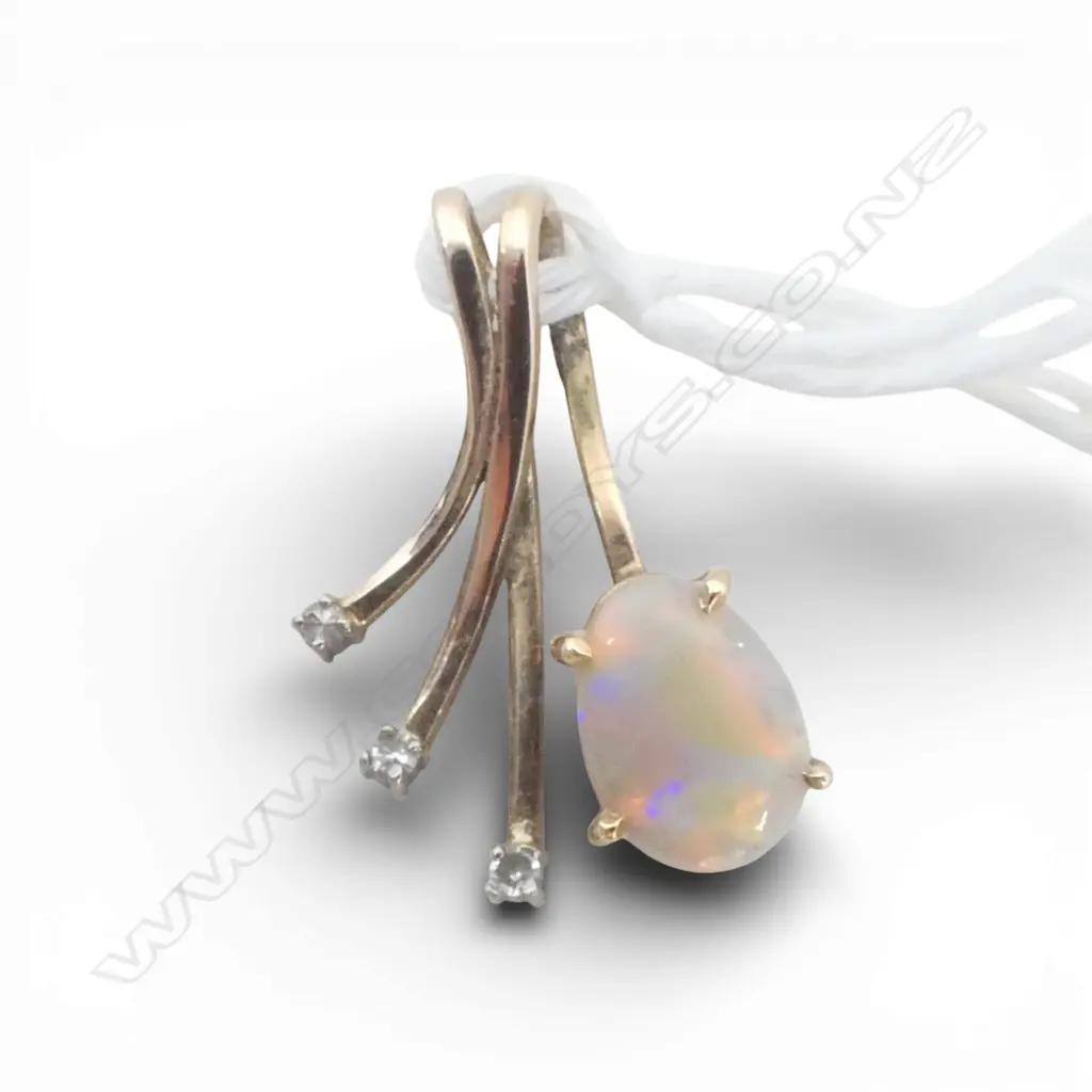 9ct YELLOW GOLD OPAL & DIAMOND PENDANT 1.8gms Image 1++