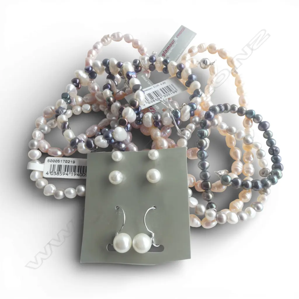 COLLECTION OF FRESH WATER PEARL JEWELLERY, NECKLACES, EARRINGS, BRACELETS Image 1++